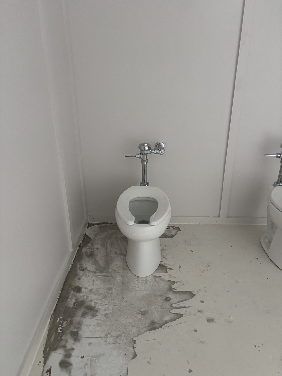 Commercial toilet installation